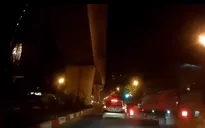 Clip: Nam thanh niên phóng nhanh vượt ẩu, đâm vào chiến sĩ CSGT