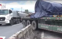 Xe đầu kéo tông dải phân cách tại Đồng Nai