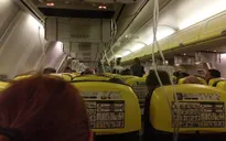 Máy bay Ryanair hạ cánh khẩn, hàng chục hành khách nhập viện
