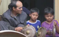 Học đánh cồng chiêng trong mùa hè