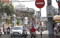 TP.HCM: Xe máy ngang nhiên đi vào đường cấm ngược chiều