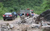 Nghệ An: Mưa lớn gây sạt lở đất đá, Quốc lộ 7 bị ách tắc cục bộ