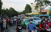 Cửa vào bến xe Miền Đông (TP.HCM) ùn tắc do tai nạn