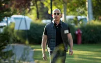 Vượt mặt Bill Gates, ông chủ Amazon giàu nhất lịch sử đương đại