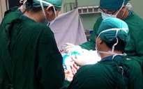 Bé trai bị táo bón hơn 5 năm, đại tràng giãn to hơn 20cm