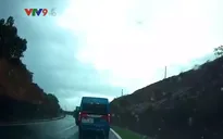Clip: Gây tai nạn vì vượt ẩu trên khúc cua nguy hiểm