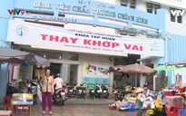 Hàng rong bủa vây cổng bệnh viện