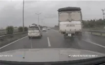 Nổ lốp khi đi trên cao tốc, xe tải mất lái lật ngang đường