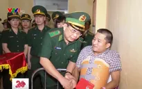 Trao tặng Đại úy Nguyễn Đình Tài huy hiệu "Tuổi trẻ dũng cảm"