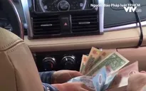Tài xế taxi dù đánh tráo tiền của khách nước ngoài