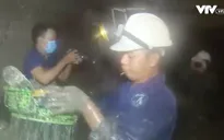 Cận cảnh công việc cơ cực của các công nhân thoát nước