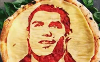 Đắt hàng bánh pizza hình Ronaldo & Suarez