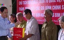 Chủ tịch Ủy ban Trung ương Mặt trận Tổ quốc Việt Nam trao quà cho các gia đình chính sách