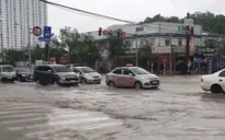 VIDEO: Đường Hà Nội biến thành biển nước, xe chết máy hàng loạt