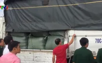 Bắt vụ nhập lậu hàng trăm thùng quần áo đã qua sử dụng