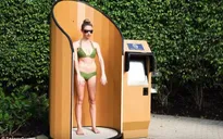 Du khách thích mê với máy xoa kem chống nắng toàn thân chưa tới 10 giây