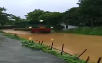 Clip: Tàu hỏa chạy trên đường ray ngập ‎nước