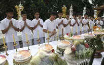 Đội bóng nhí Thái Lan xuống tóc, bắt đầu tu tập trong chùa