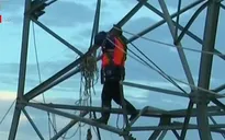 Trung Quốc: Giải cứu 8 kỹ sư điện mắc kẹt trong lũ lụt