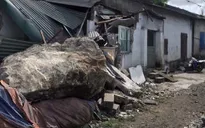 Đá 10 tấn lăn vào nhà dân, một thanh niên tử vong