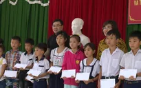 Sẻ chia yêu thương đến với các em học sinh nghèo vượt khó tại tỉnh Bến Tre