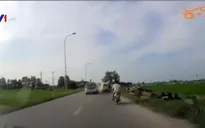 Clip: Ô tô 7 chỗ lao thẳng vào xe ngược chiều gây tai nạn liên hoàn