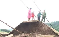 Kon Tum: Sập mố cầu treo, hàng trăm hộ dân bị chia cắt