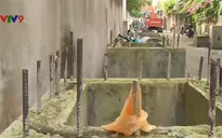 Đường đào xong không thi công, người dân đối mặt với nguy hiểm