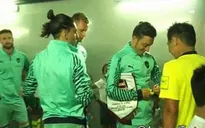 Hài hước: Mesut Ozil ký tặng fan "đặc biệt" theo cách đặc biệt