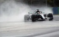 Đua xe F1: Hamilton bất ngờ giành pole dưới trời mưa tại Hungary, Ferrari và Red Bull gây thất vọng