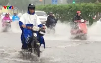 Nhiều tuyến đường ở TP.HCM ngập sâu sau mưa lớn, xe chết máy hàng loạt