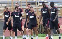 Fan "chết ngất" nhìn sao Man Utd như những ông già trên sân tập