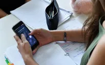 Pháp cấm điện thoại thông minh ở trường học
