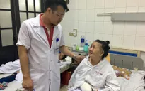 Trên đường đi mua thuốc về, cụ bà bị chó dữ xô ngã tấn công
