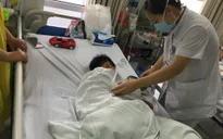 Bé trai 7 tuổi bị chó cắn đứt rời môi