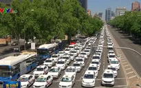 Biểu tình lan rộng phản đối dịch vụ taxi Uber tại Tây Ban Nha và Chile