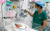 Cứu sống bé gái sinh non với cân nặng 740gram