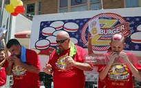 Vô địch ăn 27 chiếc bánh hamburger trong... 10 phút
