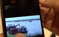 Chủ tịch Nguyễn Đức Chung cho phóng viên xem clip khai thác cát lậu cạnh tàu cảnh sát
