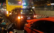TP.HCM: Chuyển hướng bất ngờ, xe bus gây tai nạn liên hoàn