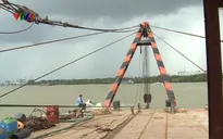 Lai dắt vào bờ sà lan bị đâm chìm trên sông Sài Gòn