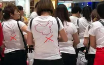 Đình chỉ công ty du lịch để khách mặc áo hình lưỡi bò