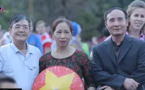 Nón lá, cờ đỏ sao vàng cổ vũ ĐT Nga ở xứ bạch dương