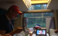 Phóng viên Thể Thao VTV tác nghiệp tại Nga: Xem bóng đá trên chuyến tàu đến Moscow
