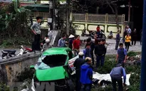 Tàu hỏa đâm và kéo lê ô tô con ở Phú Yên, 2 người bị thương