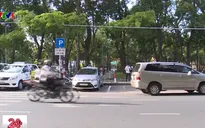 TP.HCM: Nhiều lái xe loay hoay với hình thức thu phí đỗ xe mới
