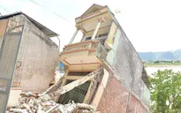 Một số hộ dân bám trụ lại khu vực sạt lở tại phường Đồng Tiến, TP Hòa Bình