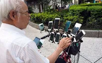 70 tuổi, dùng 11 smartphone hàng ngày đi xe đạp bắt Pokemon