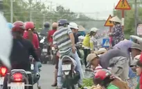 Hậu Giang: Họp chợ trên cầu bất chấp nguy hiểm