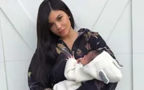 Nhân dịp sinh nhật lần thứ 21, Kylie Jenner khoe ảnh bên con gái đầu lòng